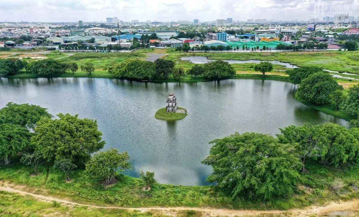 Hiện trạng hồ cảnh quan với công trình mô phỏng Tháp Rùa tại khu đất dự án Hồ Gươm Xanh Thuận An City