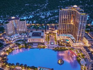 Toàn cảnh dự án Hồ Gươm Xanh Thuận An City về đêm với các tòa căn hộ Tràng Tiền Plaza quanh hồ cảnh quan