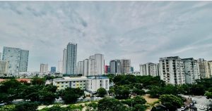 Toàn cảnh khu đô thị với nhiều tòa nhà cao tầng san sát, phản ánh quỹ đất trung tâm ngày càng khan hiếm