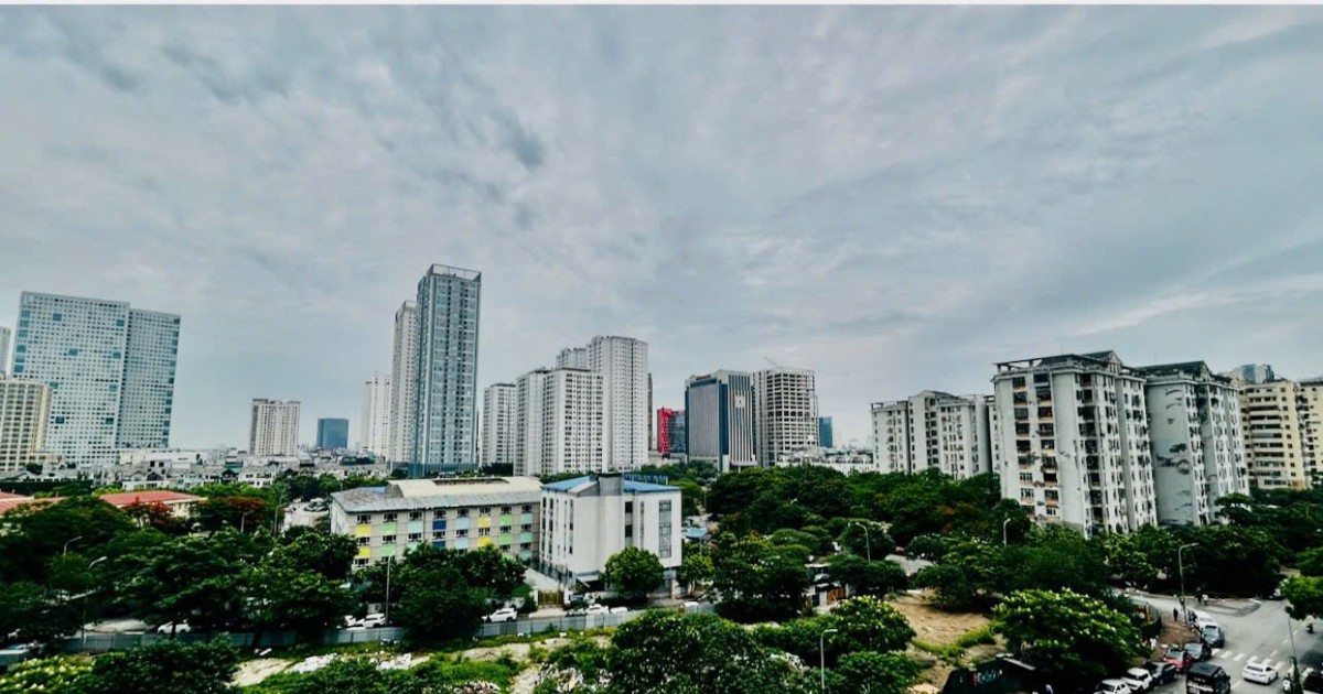 Toàn cảnh khu đô thị với nhiều tòa nhà cao tầng san sát, phản ánh quỹ đất trung tâm ngày càng khan hiếm