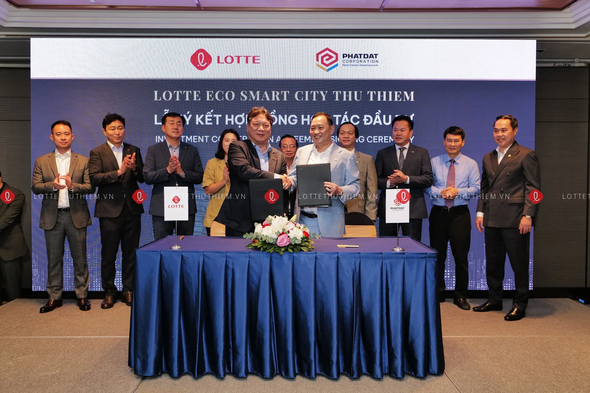 Đại diện Lotte và Phát Đạt bắt tay tại lễ ký hợp đồng hợp tác đầu tư Lotte Eco Smart City Thủ Thiêm