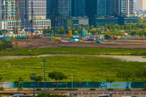Công trường Eco Smart City Thủ Thiêm được quây tôn, dựng rào chắn và tập kết máy móc thi công