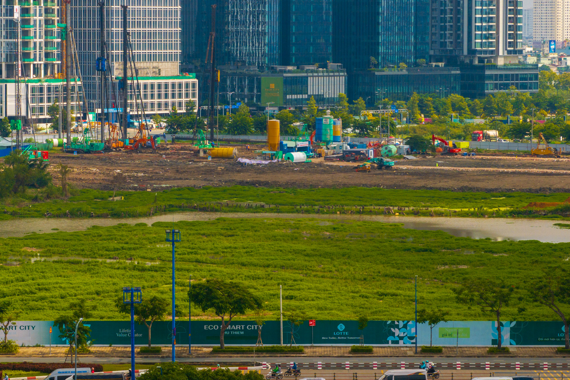 Công trường Eco Smart City Thủ Thiêm được quây tôn, dựng rào chắn và tập kết máy móc thi công