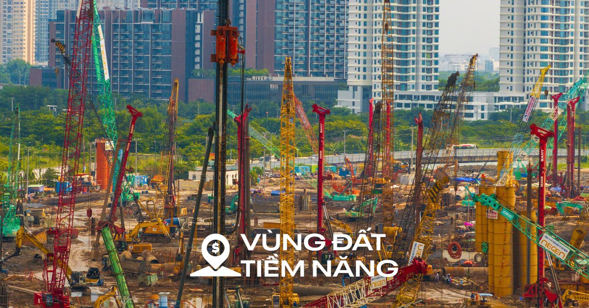 Công trường thi công ép cọc với nhiều cần cẩu tại khu vực Thủ Thiêm