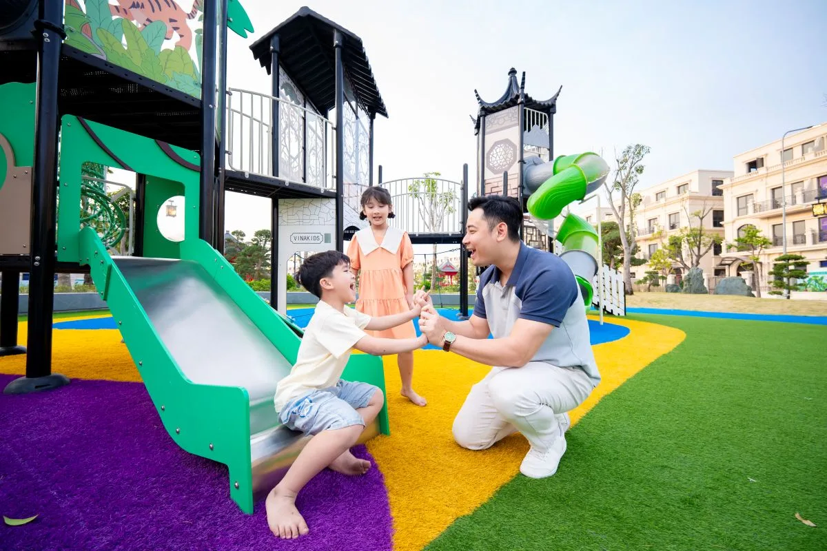 Khu vui chơi trẻ em trong nội khu Vinhomes Royal Island, nơi gia đình sinh hoạt cuối ngày
