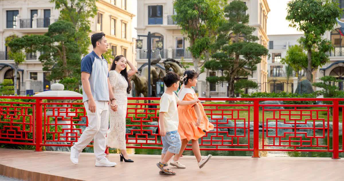 Toàn cảnh khu biệt thự và sân golf tại Vinhomes Royal Island trên đảo Vũ Yên nhìn từ trên cao